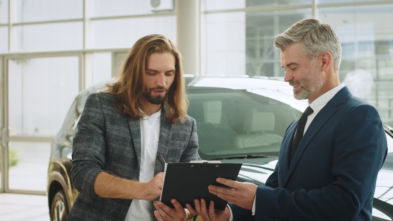 concesionario de automóviles - firmar papeles del cliente