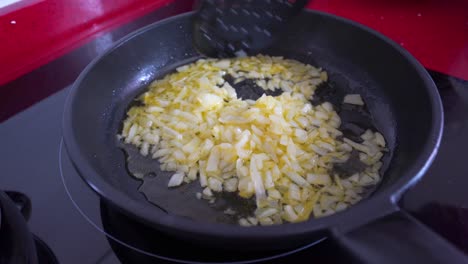 Zwiebel-In-Einer-Pfanne-Umrühren