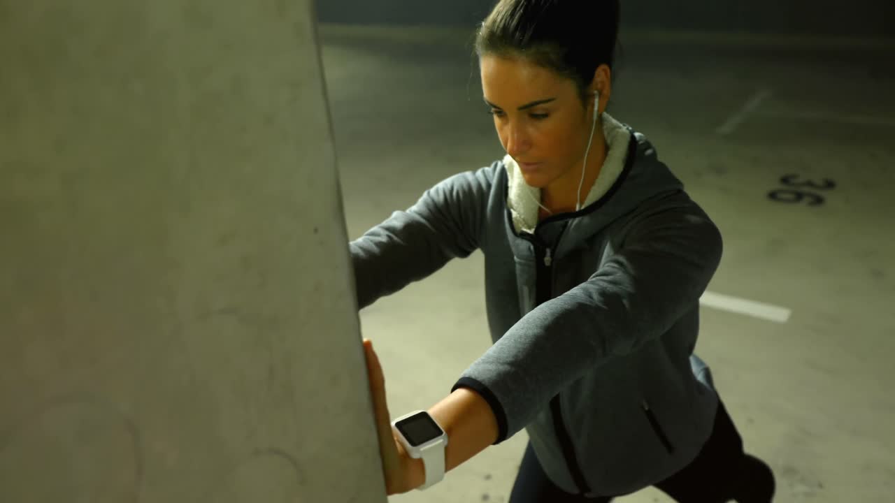 mujer en forma haciendo ejercicio de estiramiento 4k