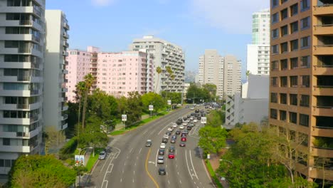 4k antena de tráfico en el corredor de wilshire en westwood, los ángeles