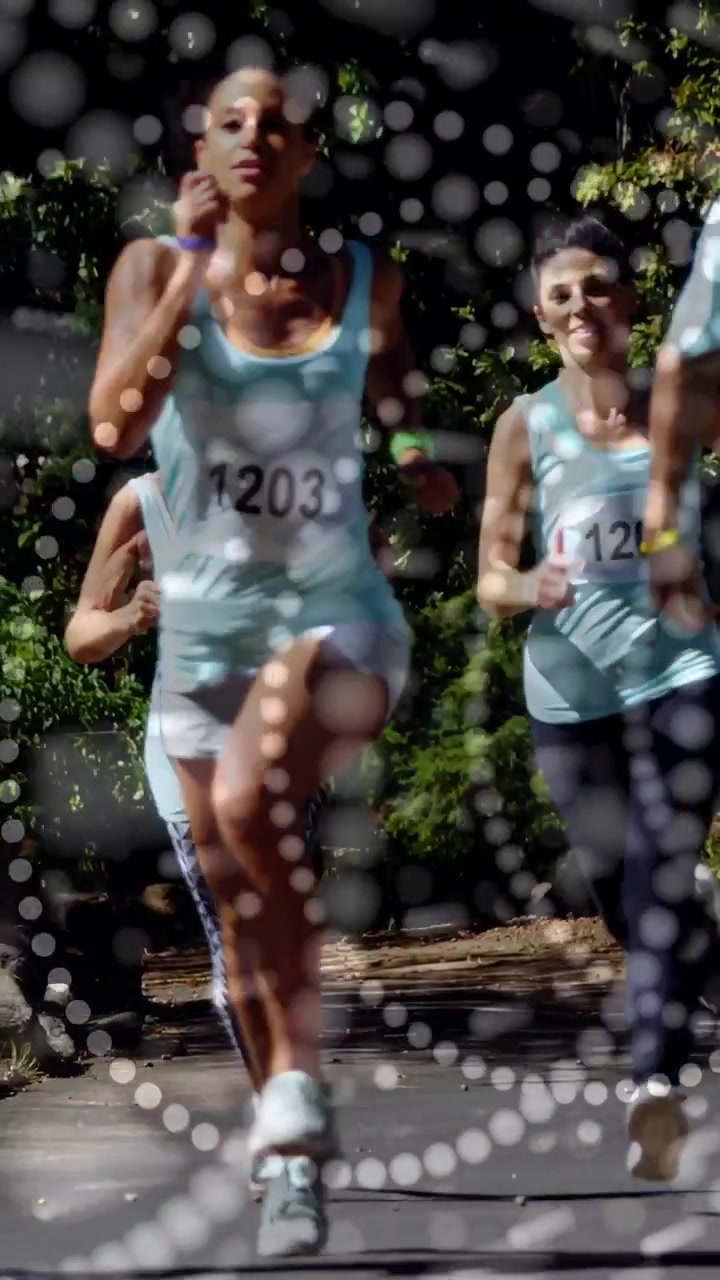 Video verticale: gruppo fitness che corre verso l'obiettivo, passando su un sentiero del parco, con una sovrapposizione puntinata che mostra i pettorali.