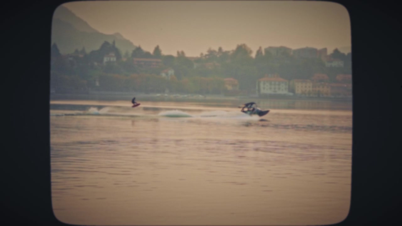 Uomo che fa wakeboard sul lago