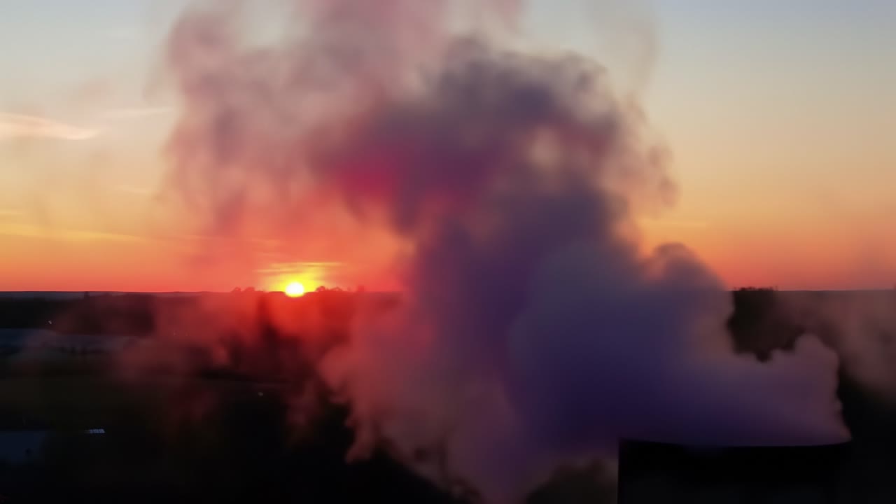 A Beautiful Sunset Amidst Vapor Clouds: Capturing the Transformation of Day into Night with Stunning Colors and Atmospheric Effects in a Serene Landscape