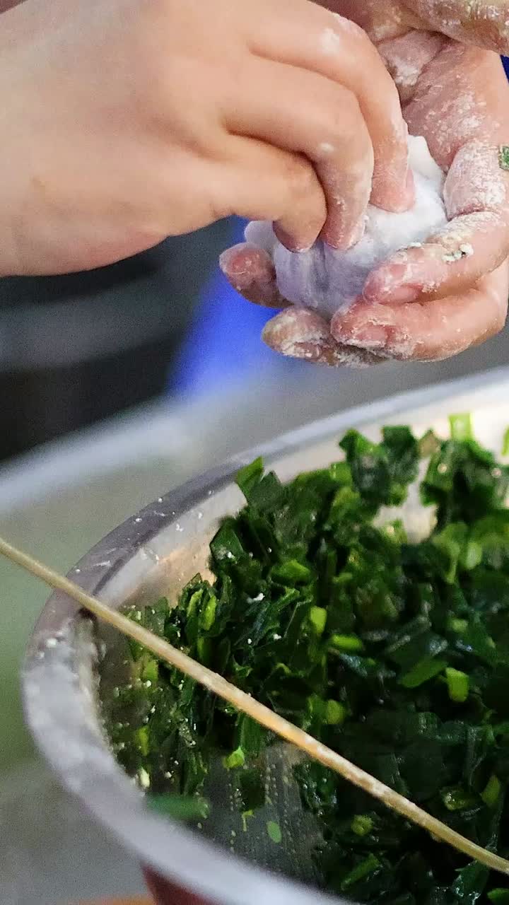 손 은 그 에 채워진 채소 롤 을 만드는 것