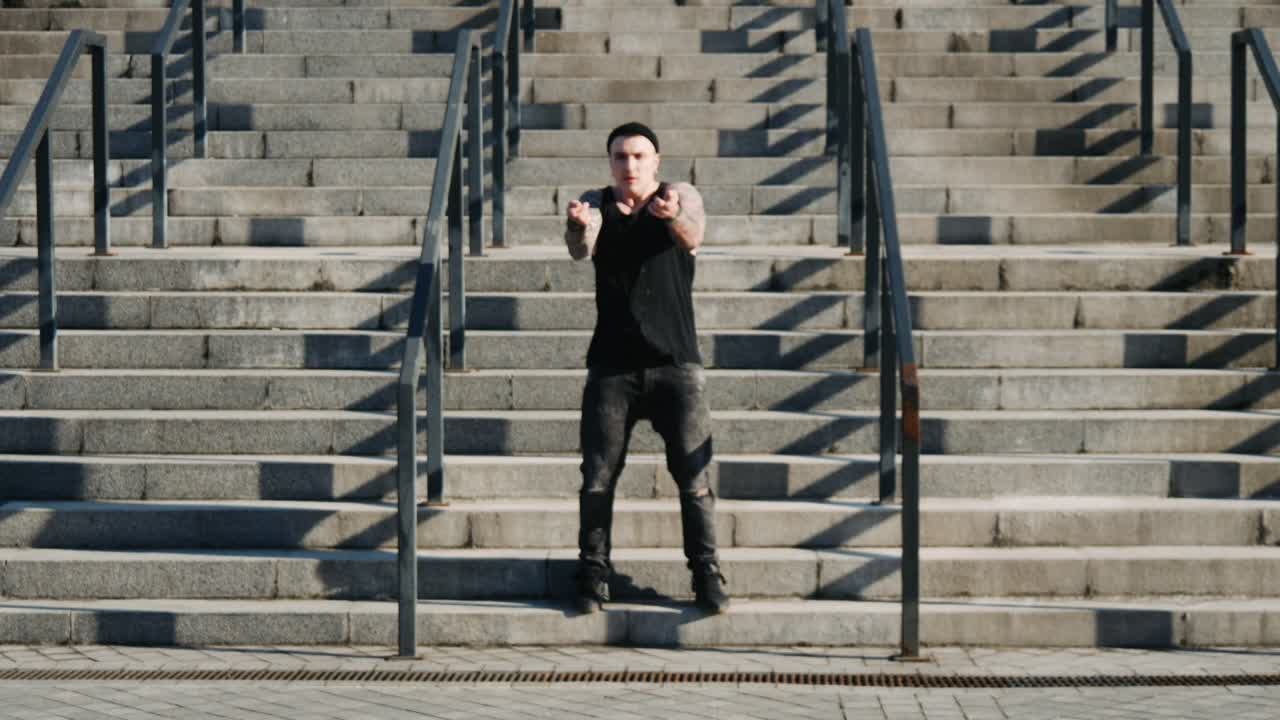 contemporáneo hip hop bailarín de calle hipster hombre con tatuaje funky baile urbano estilo libre en la ciudad