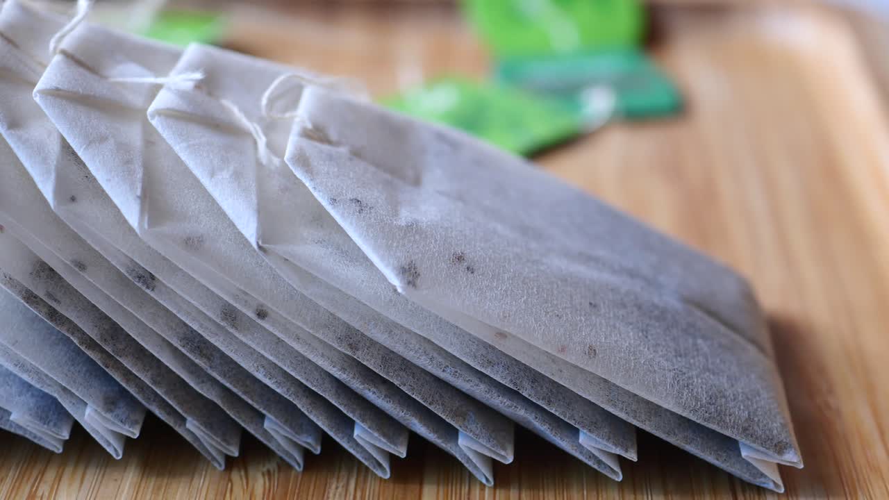 테이블 위 에 차 가방 과 노란색 컵