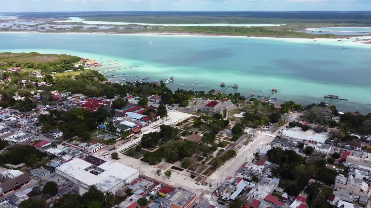 vista aérea del destino turístico de bacalar en quintana roo, méxico, con laguna azul y playas de arena