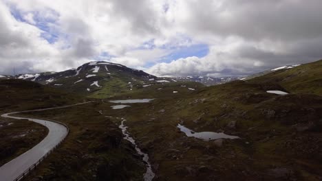 Luftaufnahme-Eines-Gebirgspasses-In-Norwegen