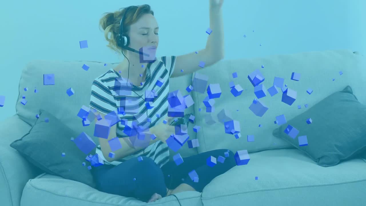 헤드 ⁇ 을 착용 한 백인 여성 이 파란색 상자 들 이 떠다니는 비디오 게임 을 하는 애니메이션