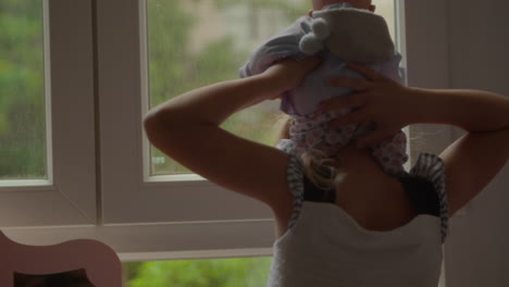 una chica con una muñeca.