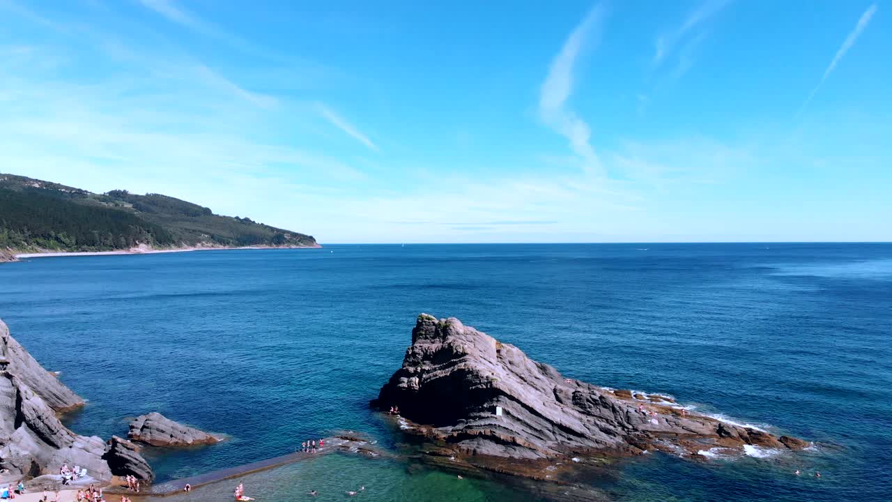 전경에 일부 식물이 있는 칸타브리아 바다의 공중 영화 촬영
