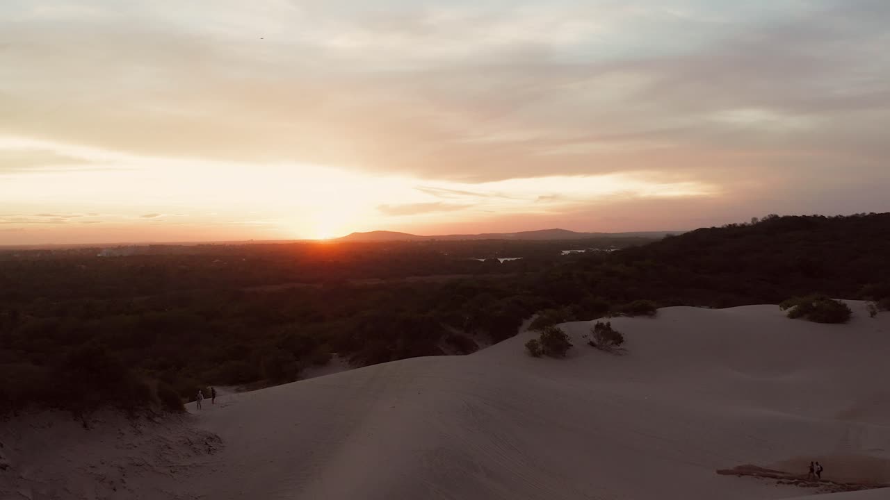 antena: puesta de sol en las dunas de cumbuco, brasil