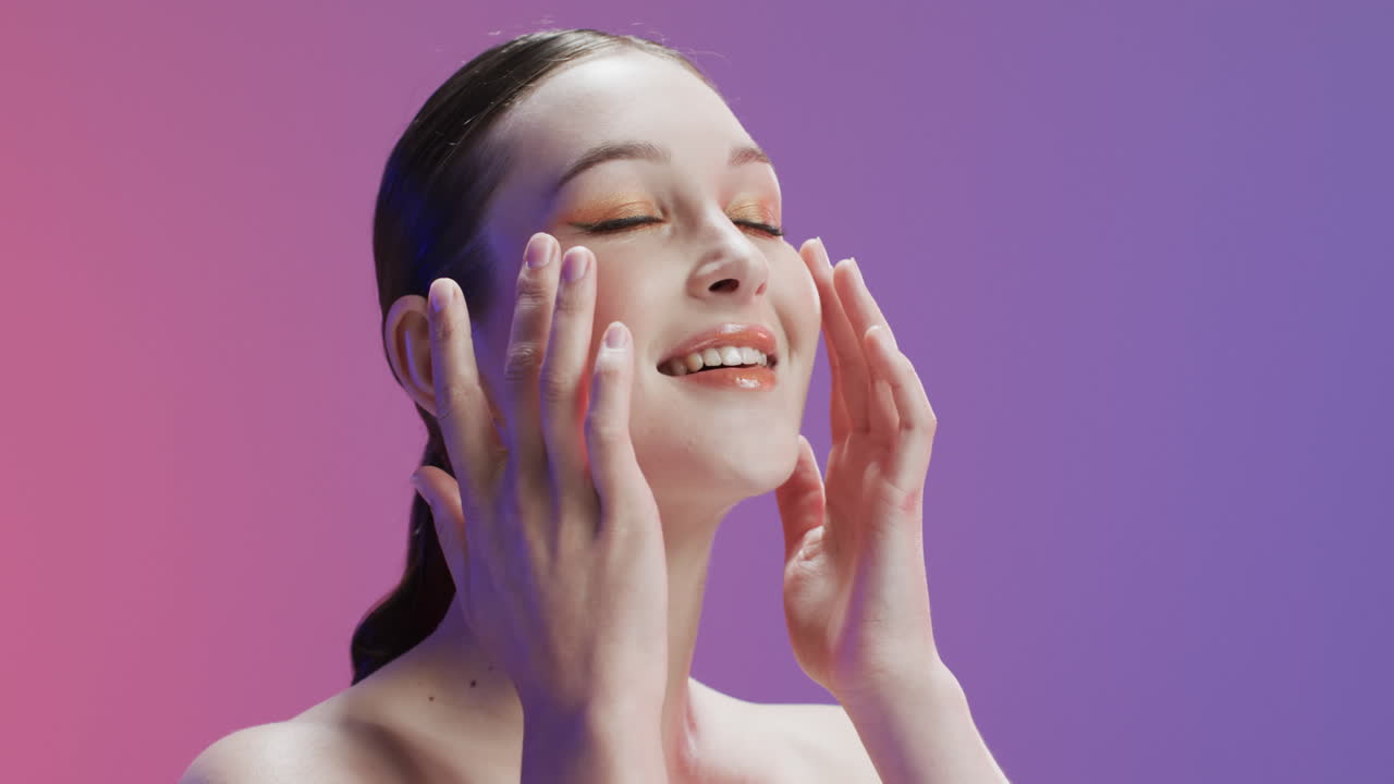 갈색 머리카락과 메이크업으로 그녀의 얼굴을 만지는 백인 여성, 복사 공간, 느린 동작