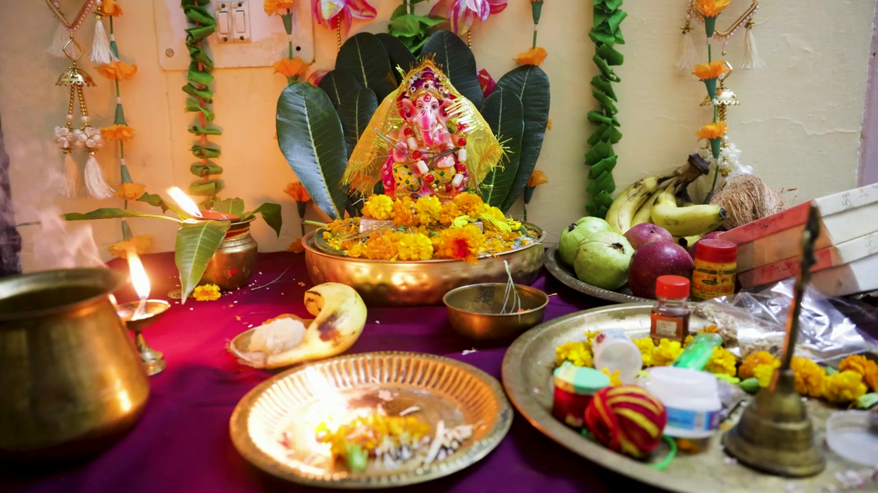 Tượng thần Ganesha linh thiêng với lễ vật trong lễ kỷ niệm Ganesh Chaturthi