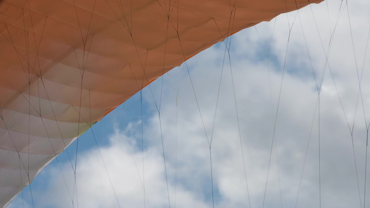 Ala di parapendio contro paesaggio nuvoloso