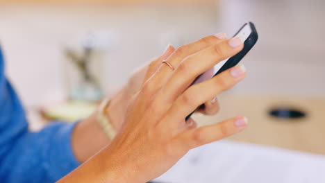 teléfono en primer plano, mujer y mano en una red social