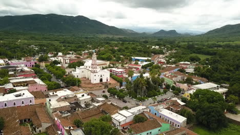 toma panorámica inversa del pueblo mágico de cosala entre la naturaleza, méxico