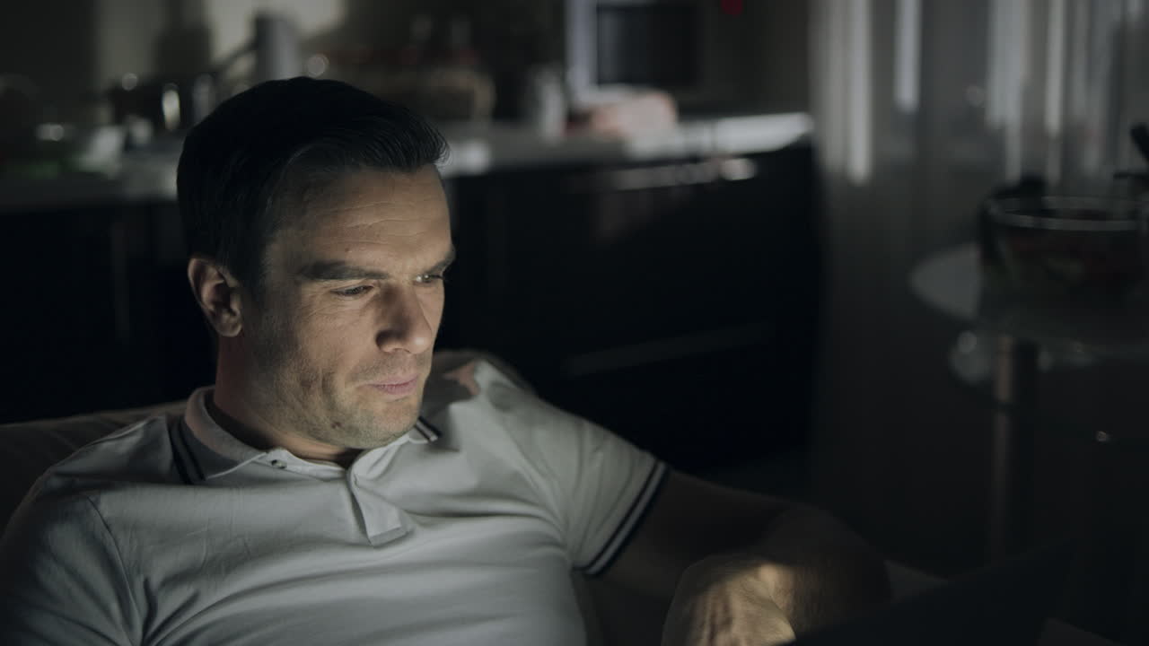 원격 작업장에서 늦은 밤에 노트북을 사용하는 클로즈업 사업가.