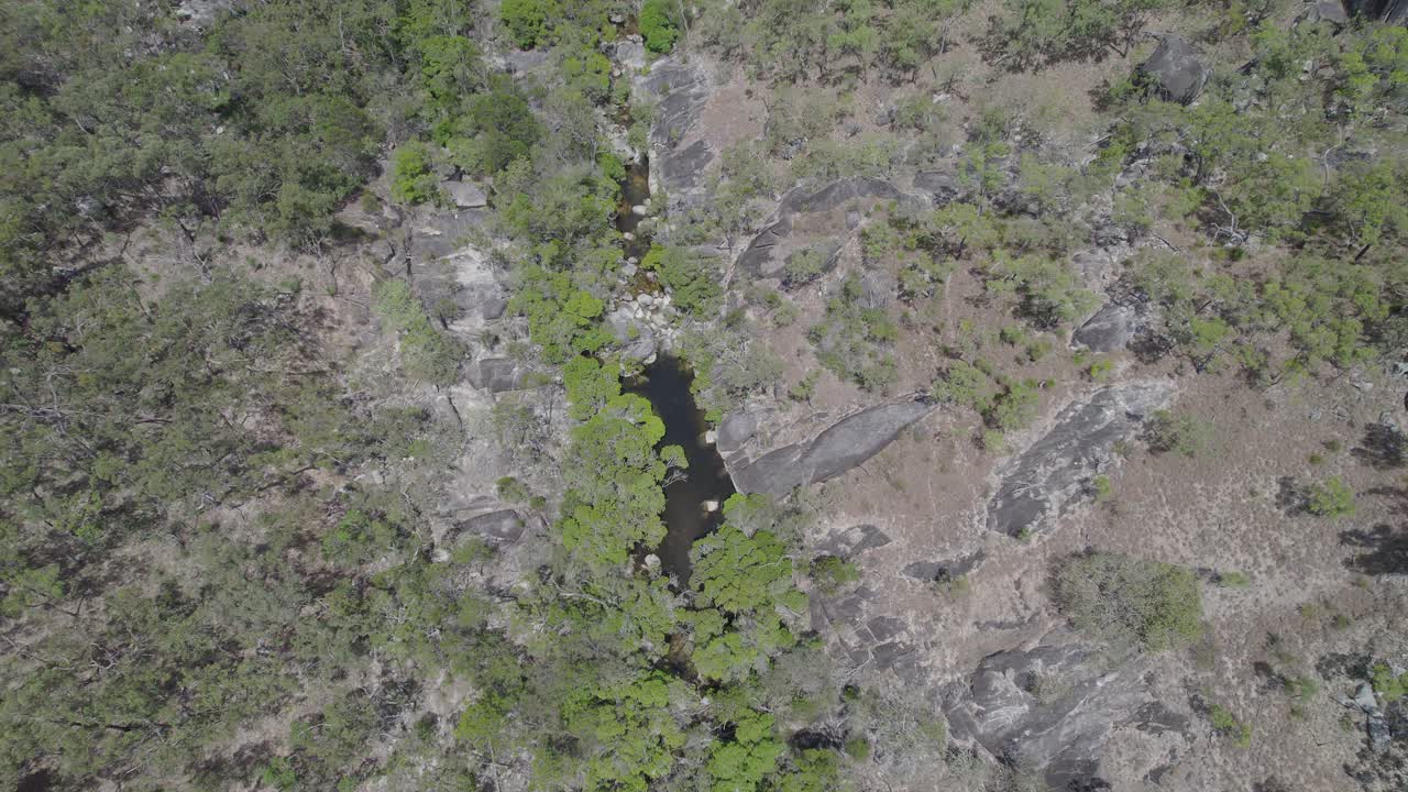 selva tropical y rocas de granito que rodean las cataratas de emerald creek en mareeba, australia - toma aérea de drones