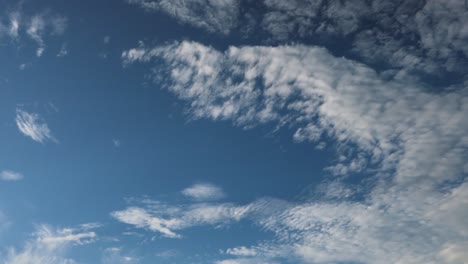 Rollende-Weiße-Wolken-In-Einem-Zeitraffer-Mit-Blauem-Himmel