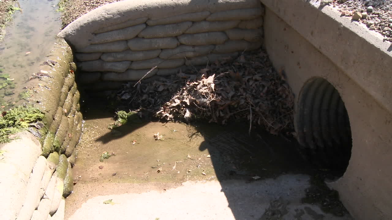 오하이오 캘리포니아의 빗물 배수관에서 흐르는 물