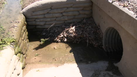 agua corriendo en un desagüe pluvial en ojai california