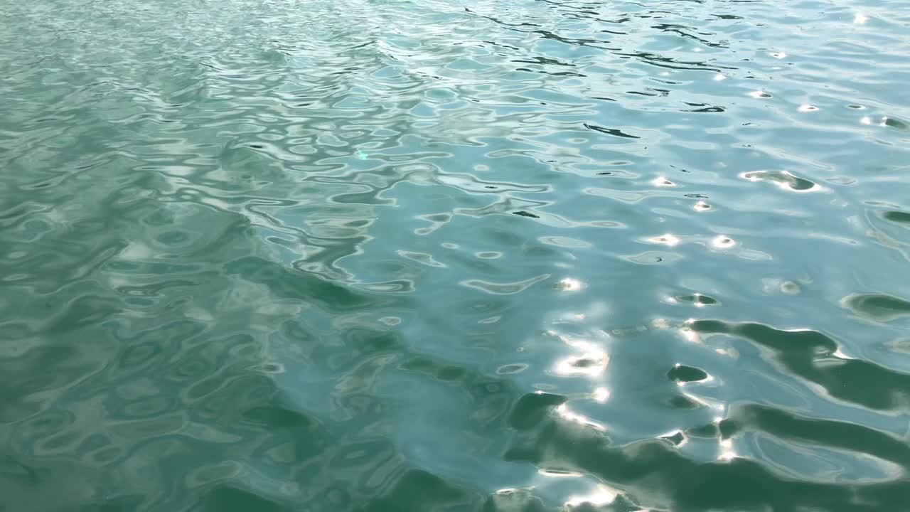 잔잔한 바다에 반사된 태양