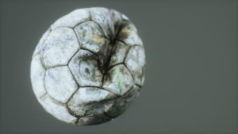 viejo balón de fútbol de cuero desinflado