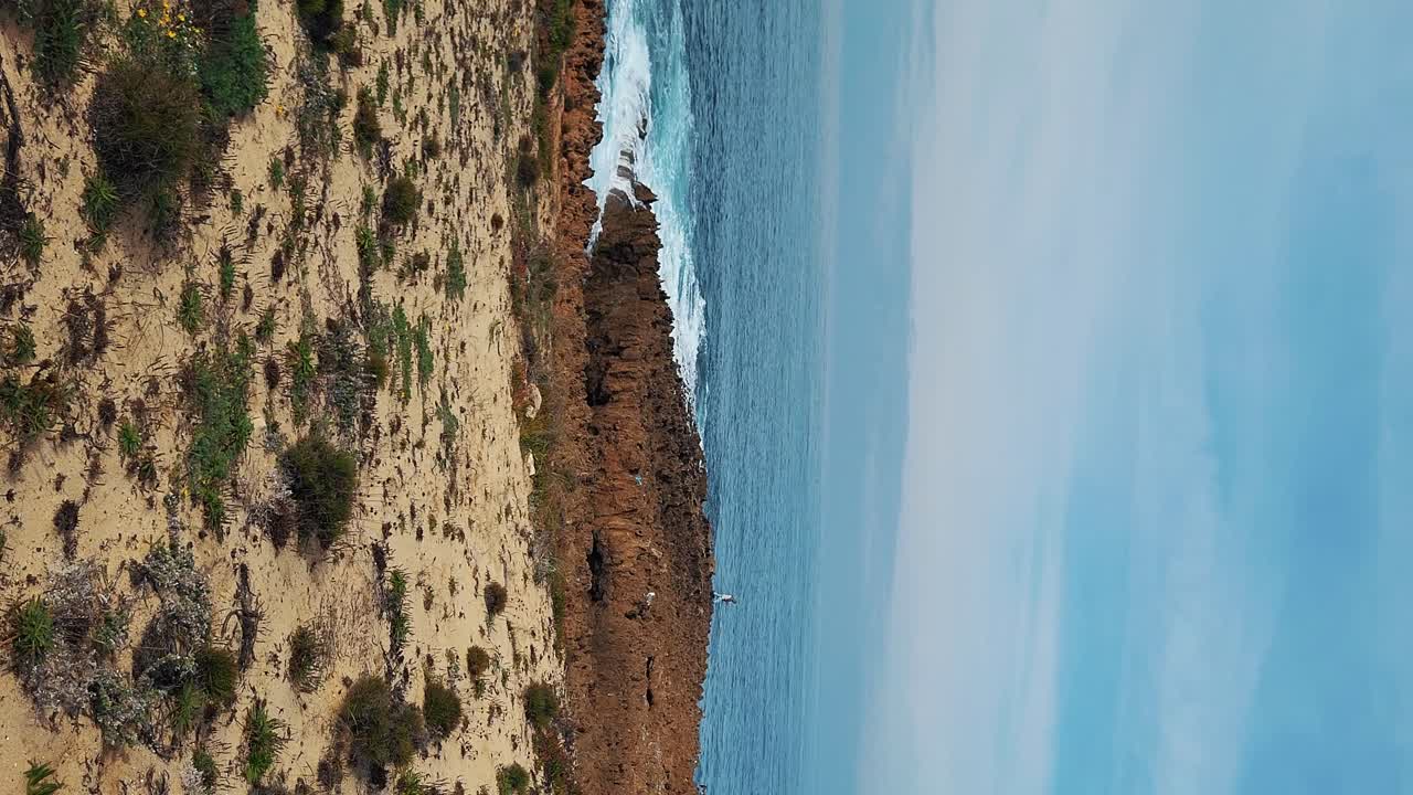 la playa de almograve con rocas de basalto negro en la costa de alentejo, portugal