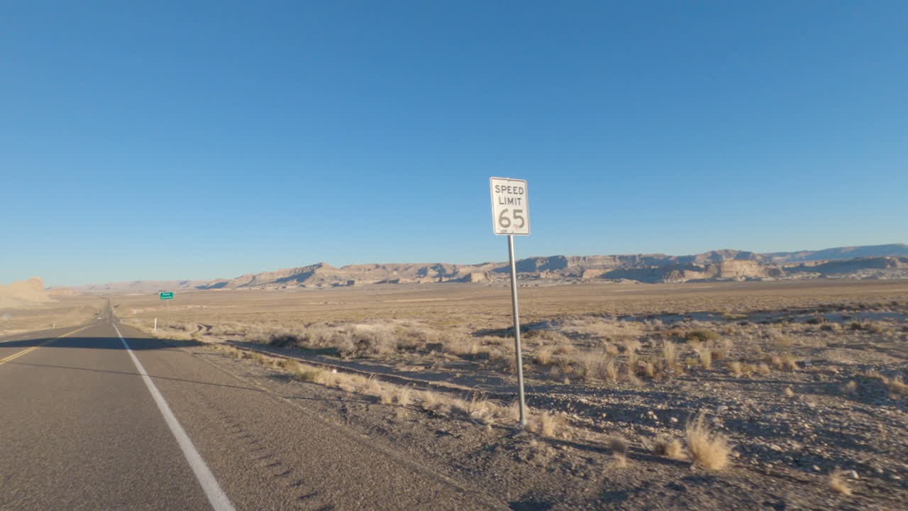 자동차의 pov 샷 모든 것 사막을 가로지르는 도로 여행에서 유타 주