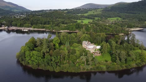 Derwent-Island-House-Auf-Derwent-Water-Lake-District-Cumbria-UK-Sommerluftaufnahmen