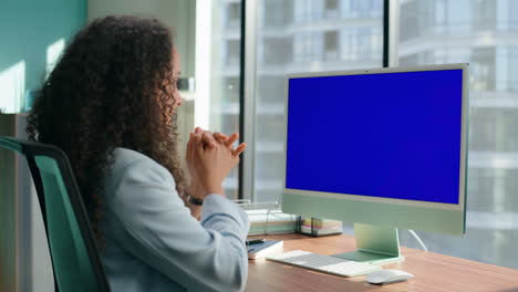 Persona-Positiva-Que-Estudia-En-Línea-En-Una-Videollamada-De-Maqueta.-Jefe-Dirigiendo-La-Reunión