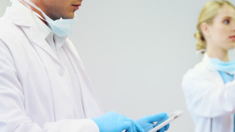 dentista y enfermera felices usando una tableta digital