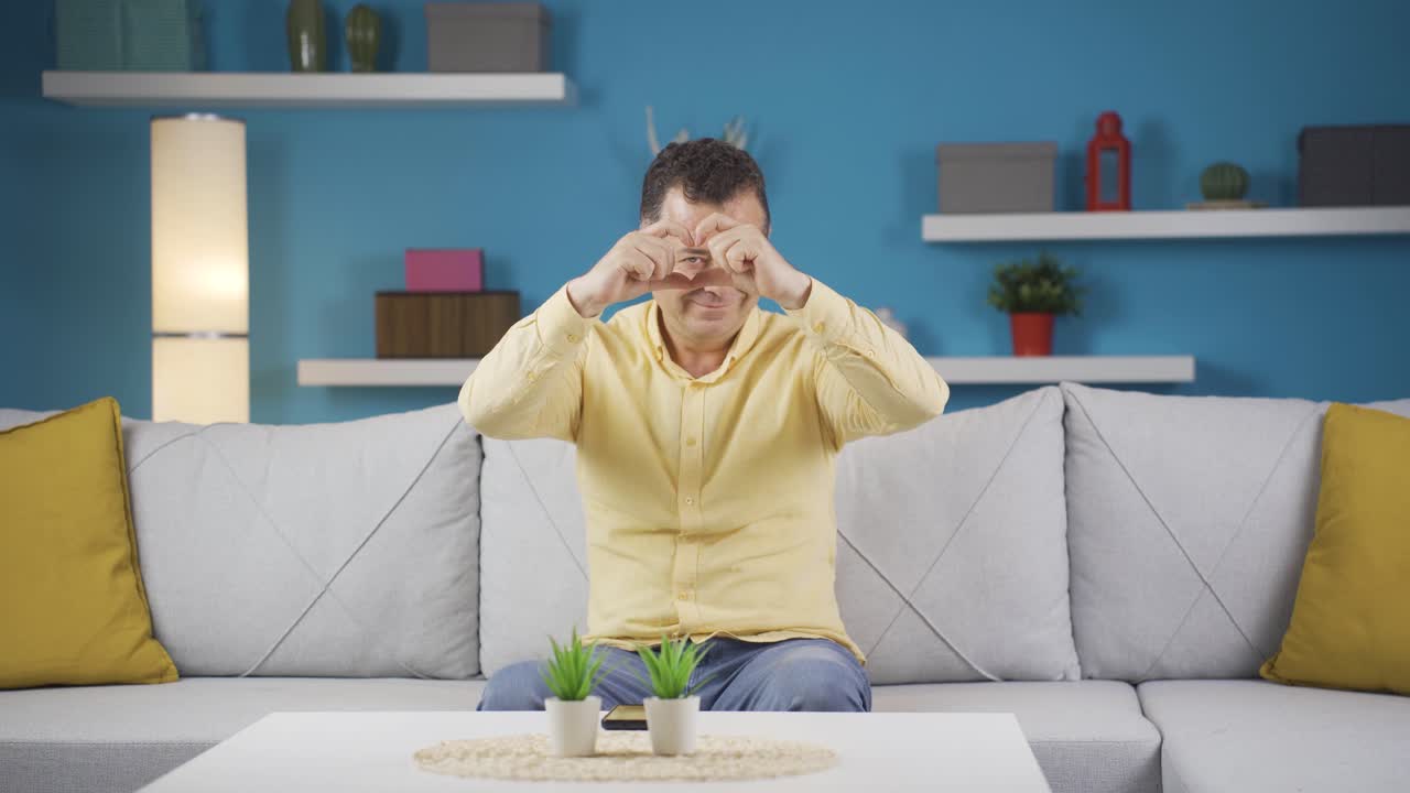 카메라를 위해 심장 기호를 만드는 사람.