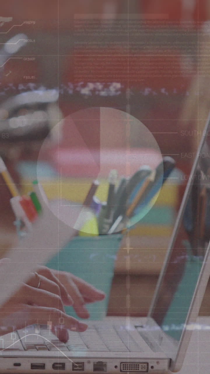 animación de diversos datos y fallas sobre las manos de diversos colegas de negocios que trabajan en computadoras portátiles