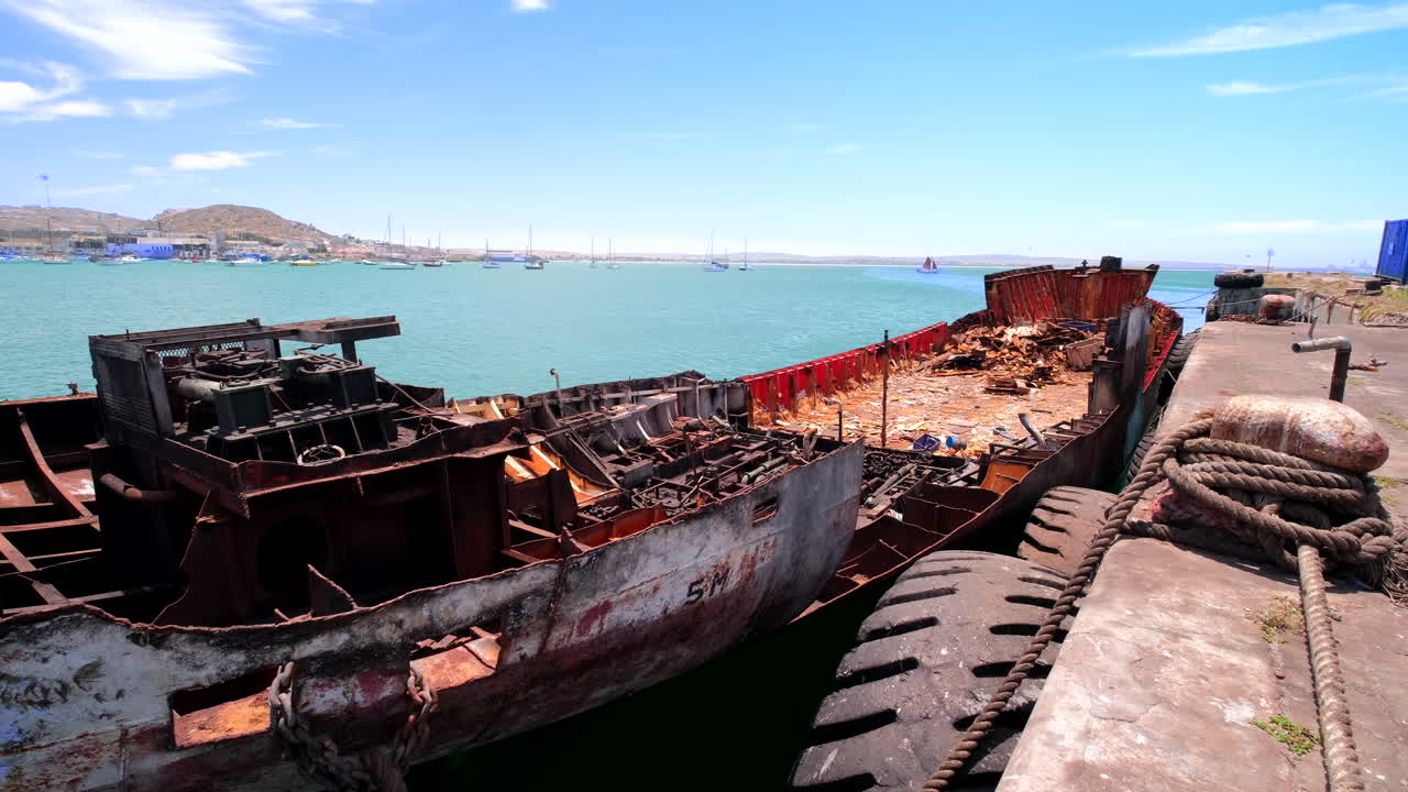Restos de un barco oceánico amarrado en un astillero tras ser desmantelado