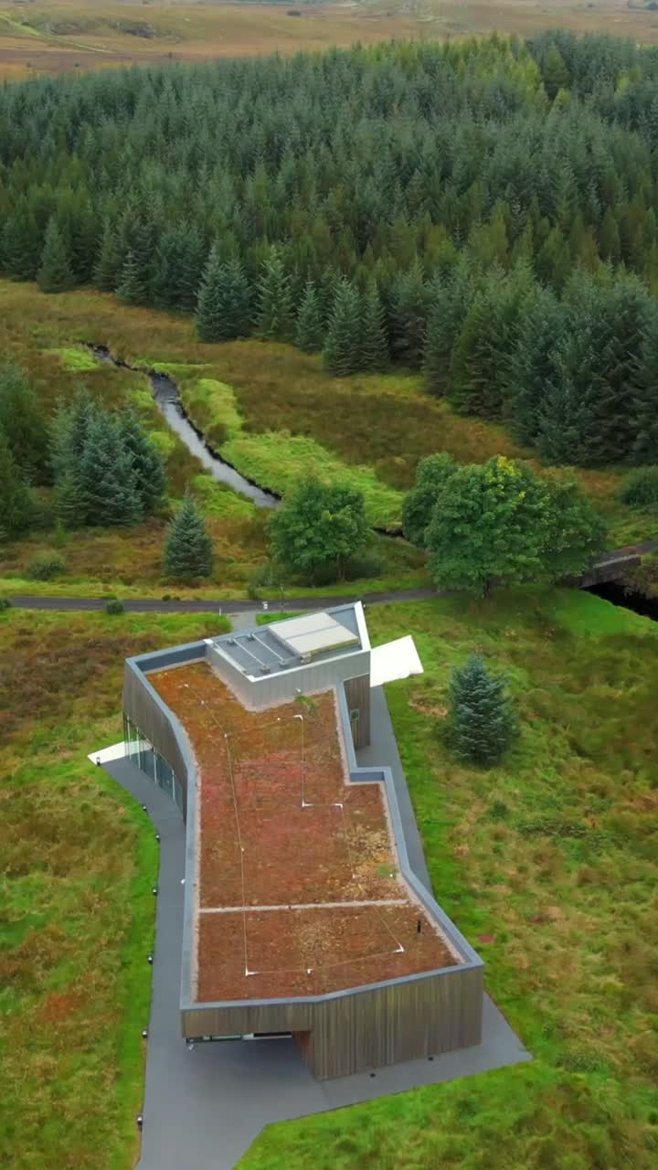 Bredt, avanceret socialt forhold 60 FPS luftfoto af OM Dark Sky Park og Observatorium i County Omagh, Nordirland. Produceret i 1080x1920 med broadcast-klar Rec709-farve.