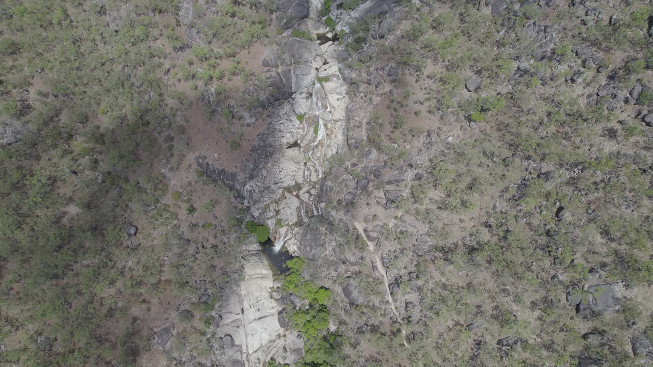 emerald creek falls y sus alrededores en mareeba, australia - toma aérea de drones