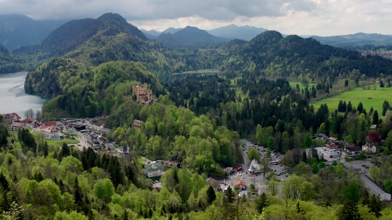 Veduta aerea del Castello di Hohenzollern e del paesaggio circostante.
