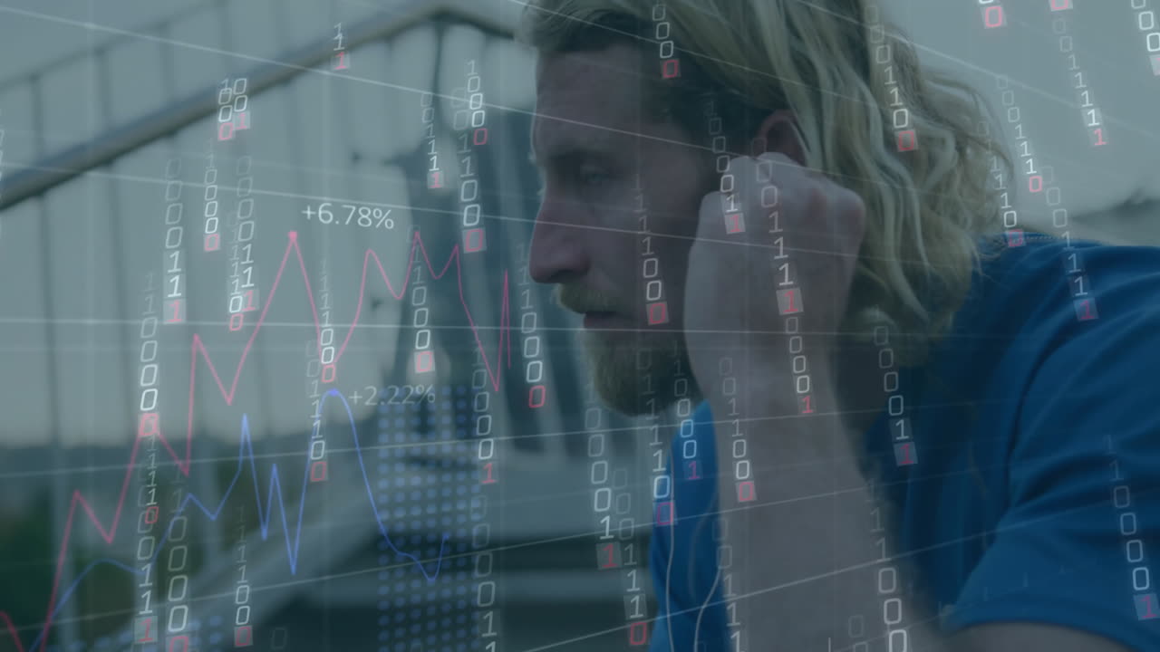 animación de códigos binarios que caen, gráficos, números cambiantes, hombre caucásico ajustando los auriculares