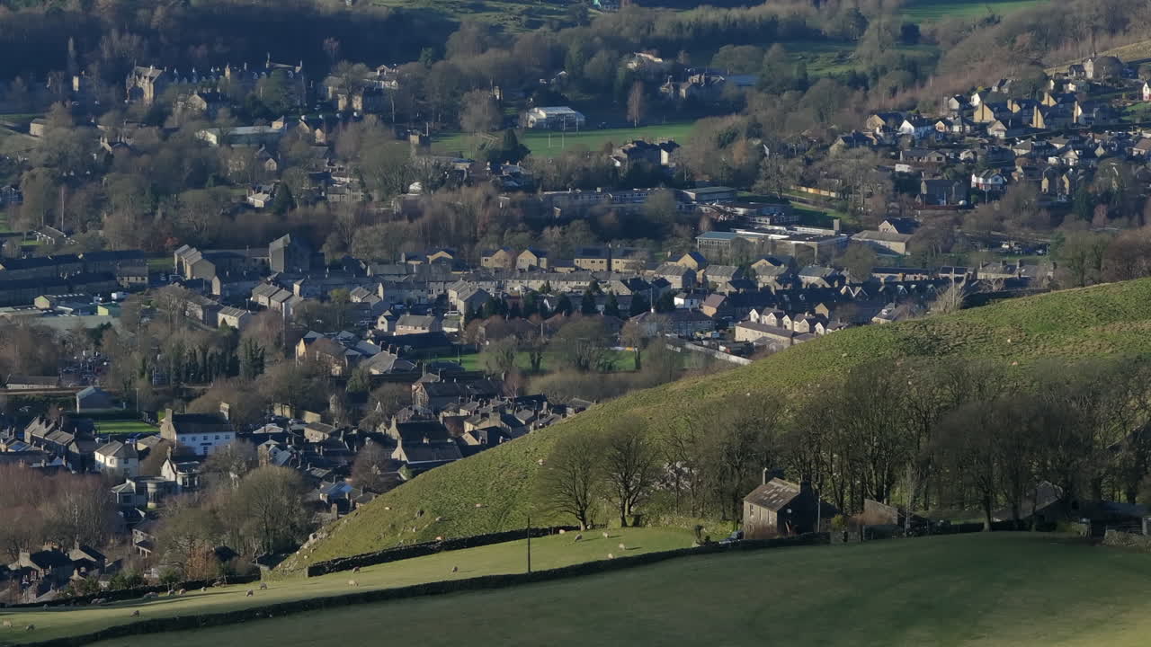Ripresa aerea introduttiva con drone che inquadra dall'alto la città di Settle e i campi dello Yorkshire.