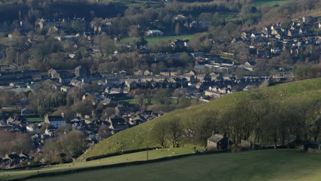 Estableciendo-Un-Disparo-De-Drone-Mirando-Hacia-Abajo-En-La-Ciudad-Y-Los-Campos-De-Yorkshire