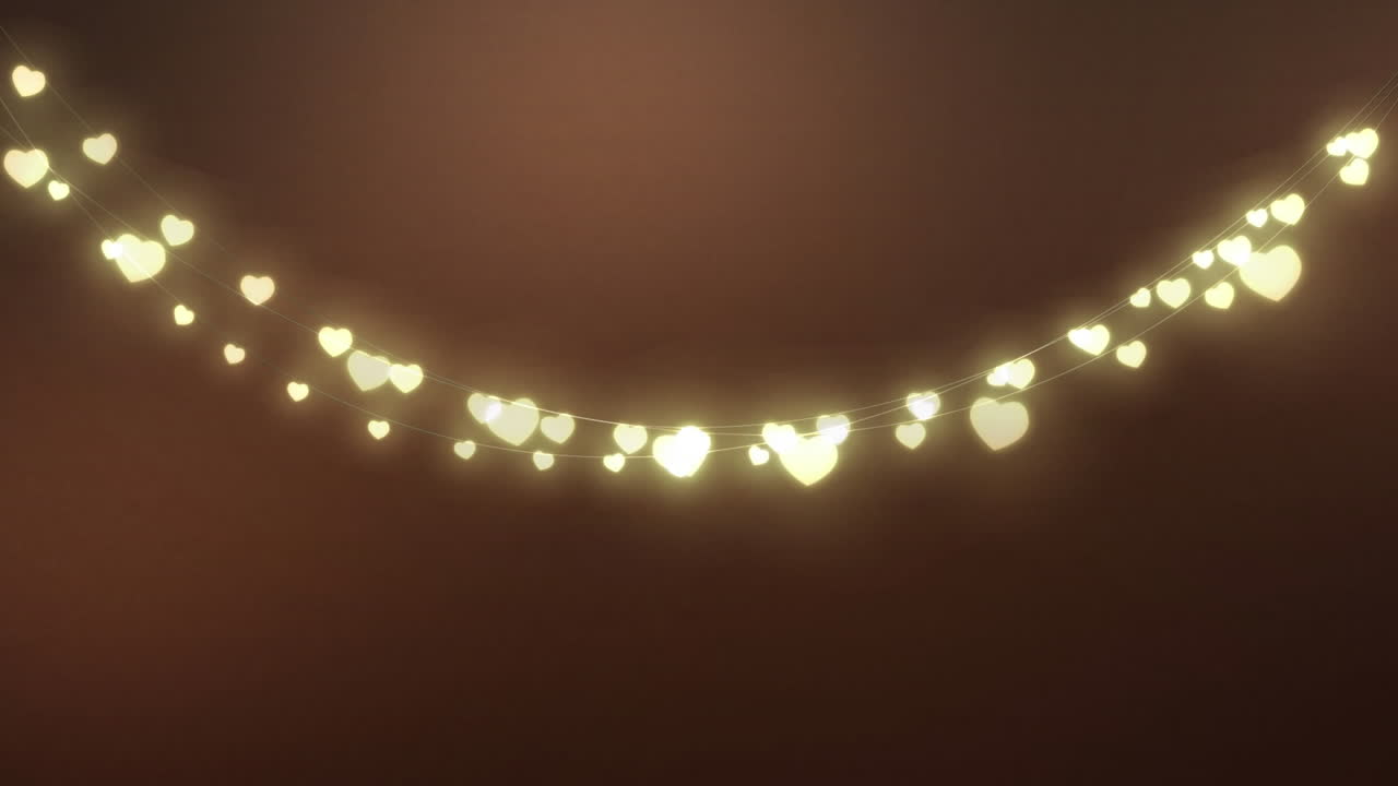 una cadena de luces de hadas por la noche