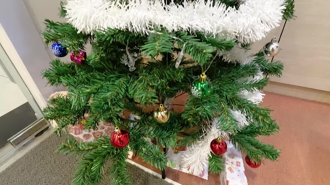 árbol de navidad decorado con adornos y ornamentación