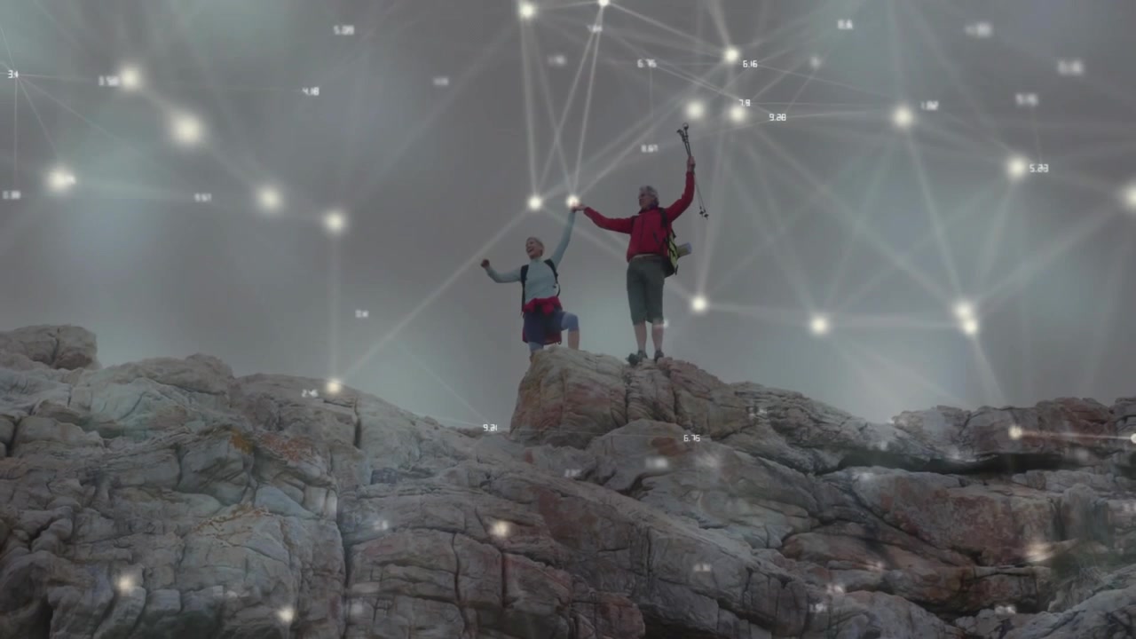 Escursionisti (uomo e donna) che raggiungono la cima di una montagna, con un'interfaccia tecnologica sovrapposta che mostra nodi e dati.
