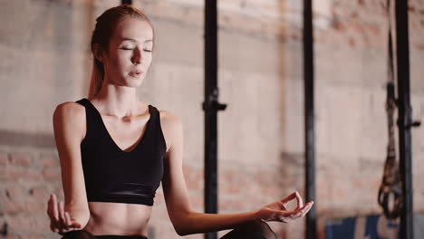 Schöne-Junge-Frau-In-Sportkleidung,-Die-Yoga-Im-Fitnessstudio-Praktiziert-4