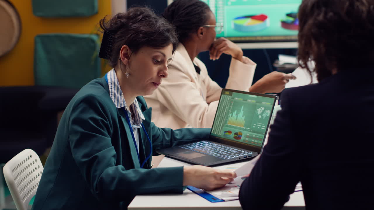 el equipo de inicio revisa los informes financieros y las métricas de rendimiento en la computadora portátil