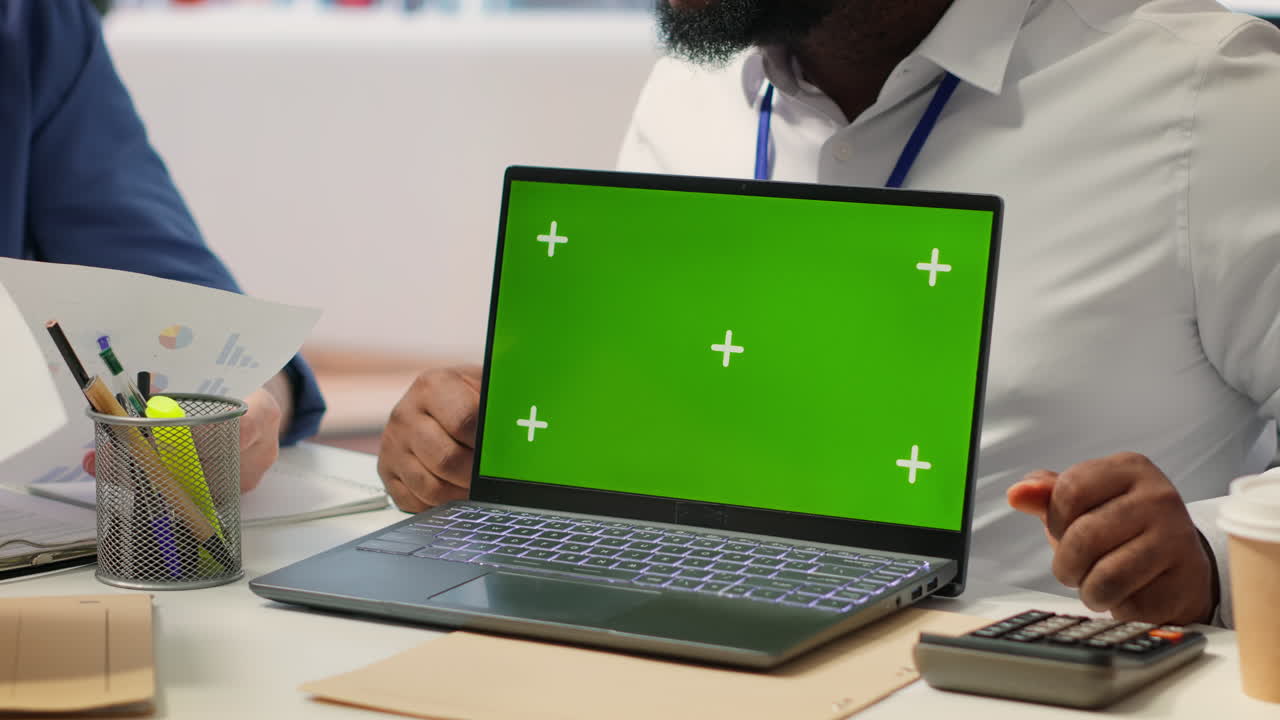 banquero que ofrece opciones de planes de pensión a personas mayores junto a una maqueta aislada