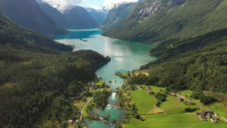 Schöne-Natur-Norwegen-Naturlandschaft.-Luftaufnahmen-Lovatnet-See-Lodal-Valley.