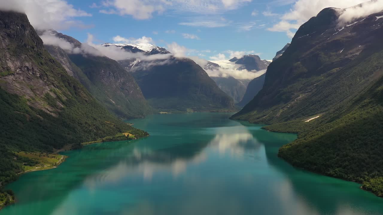 la hermosa naturaleza de noruega paisaje natural lago lovatnet.
